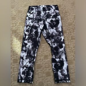 lululemon size 8 rose capris